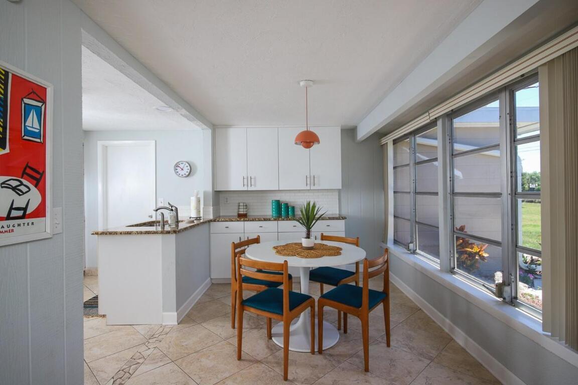 Siesta Sol Art Bungalow- 2 Miles To Siesta Key! Holiday home Sarasota