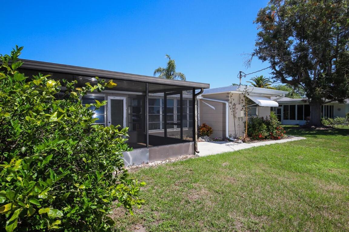 Siesta Sol Art Bungalow- 2 Miles To Siesta Key! Holiday home