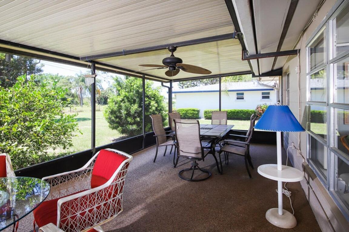 Siesta Sol Art Bungalow- 2 Miles To Siesta Key! Holiday home