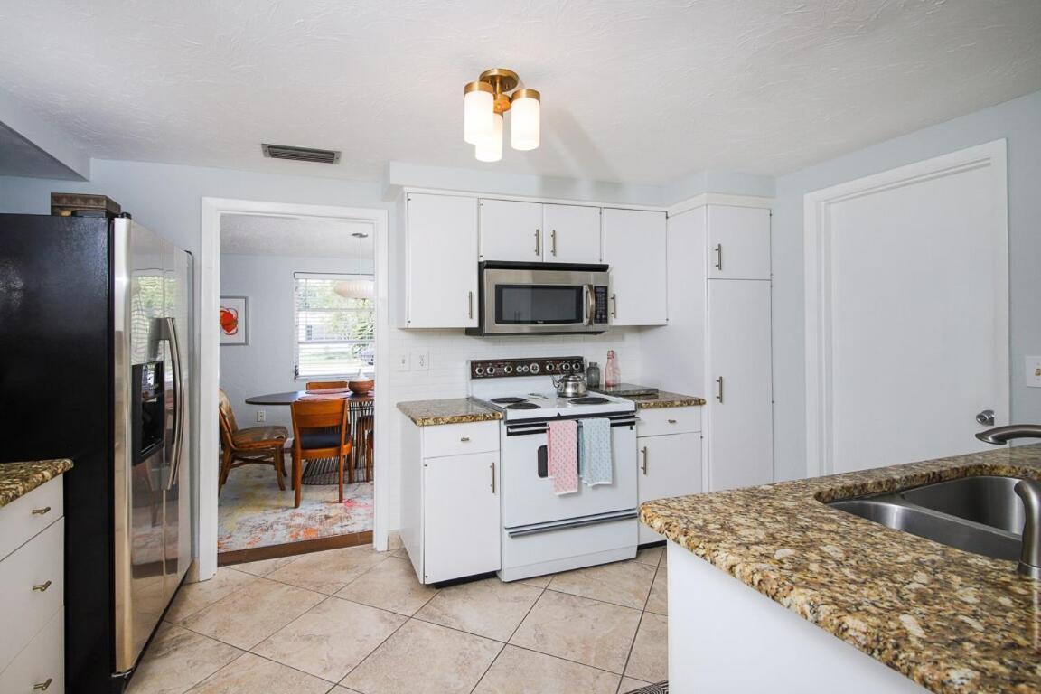 Holiday home Siesta Sol Art Bungalow- 2 Miles To Siesta Key! *
