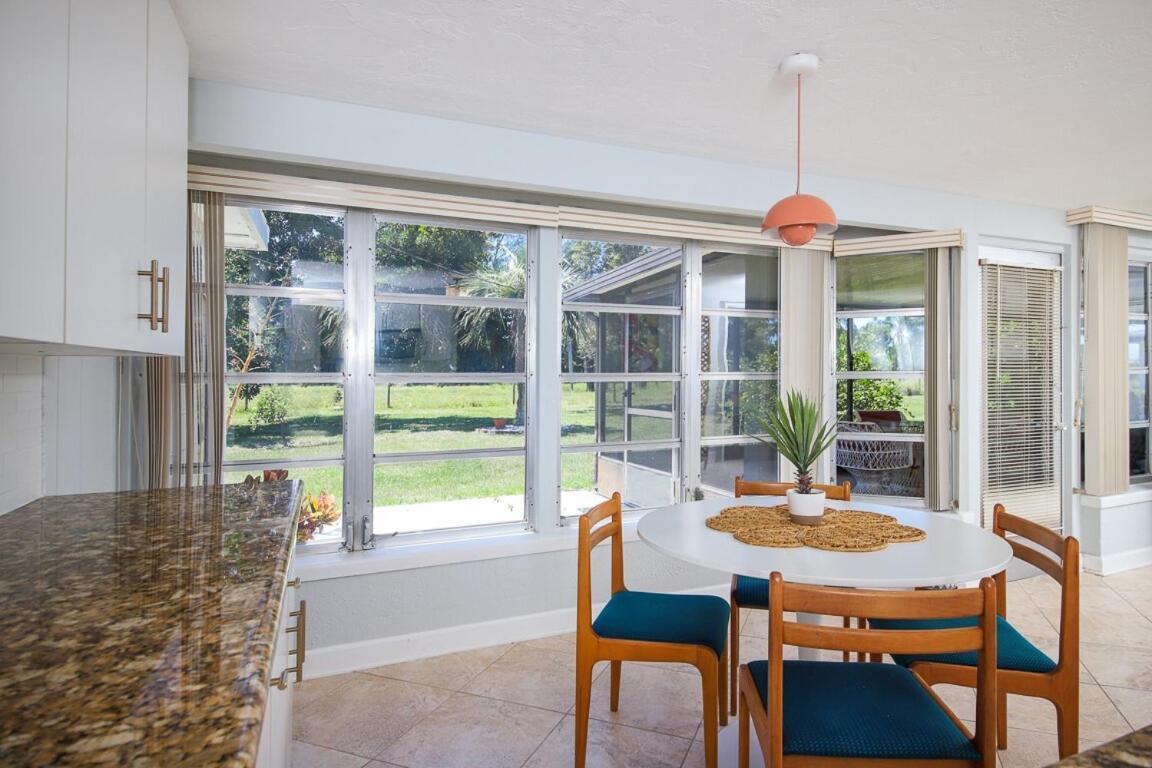 Siesta Sol Art Bungalow- 2 Miles To Siesta Key! Holiday home
