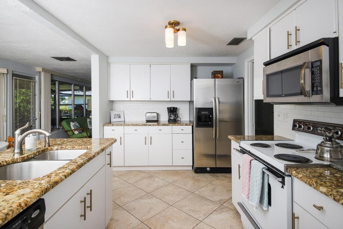 Siesta Sol Art Bungalow- 2 Miles To Siesta Key! Holiday home